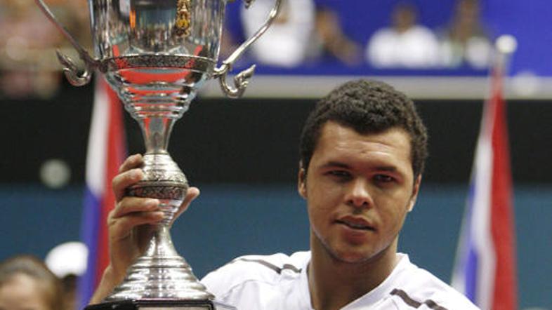 Jo-Wilfried Tsonga se je po poškodbi kolena vrnil zmagovito.