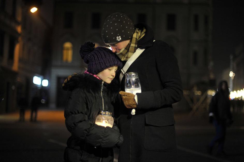 Prižiganje svečk žrtvam prometnih nesreč