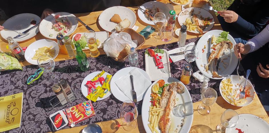 Polna miza hrane v restavraciji | Avtor: zurnal24.si
