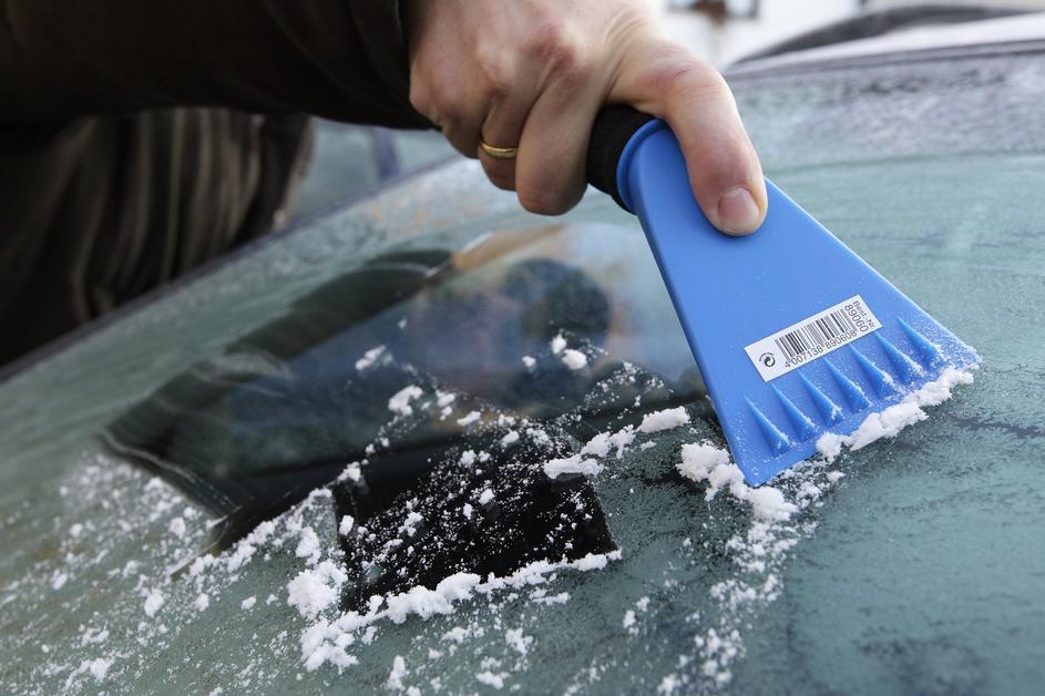 Avto in zima led sneg praskanje