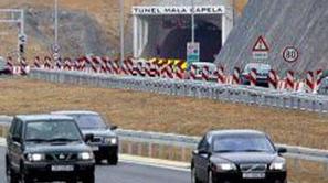 Policisti so pijanega voznika uspeli ustaviti šele pred predorom Mala Kapela.