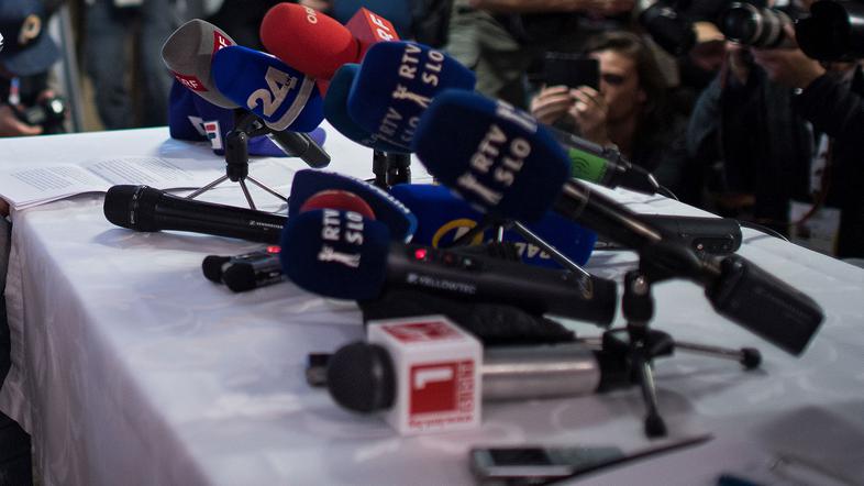 Mediji mikrofoni novinarji