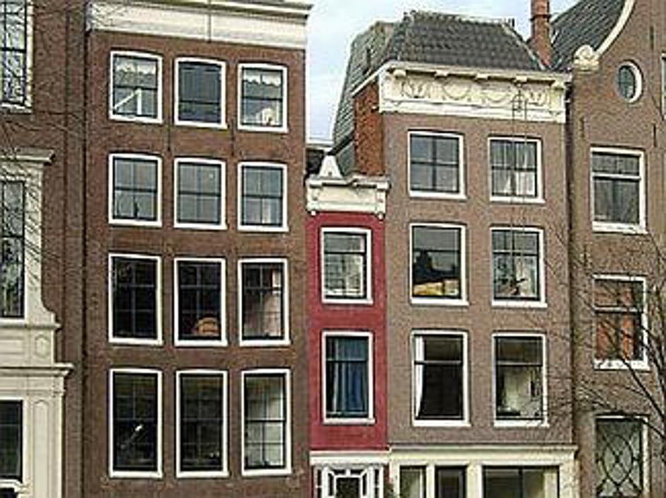 V amsterdamskih kanalih se ogledujejo značilne ozke hiše, a najožja naj bi bila 