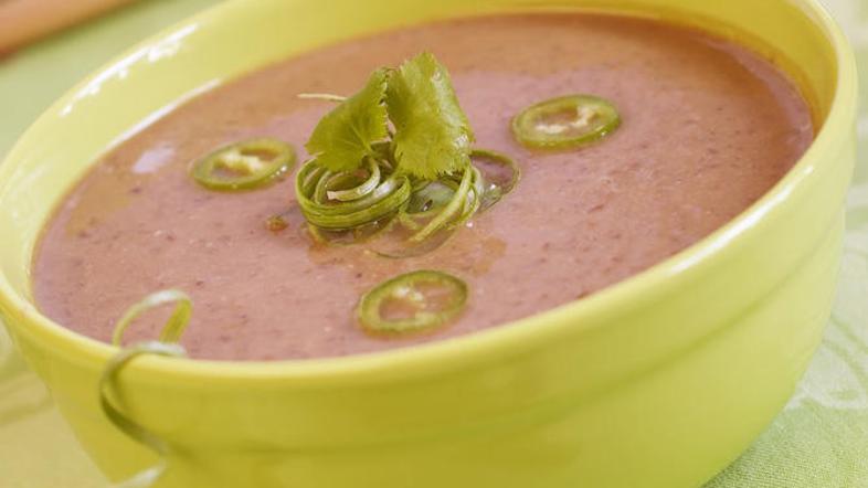 Juho lahko okrasite z mlado čebulo ali feferoni.