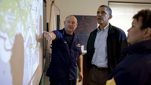 Thad Allen predsedniku Obami opisuje trenutni položaj. (Foto: Reuters)