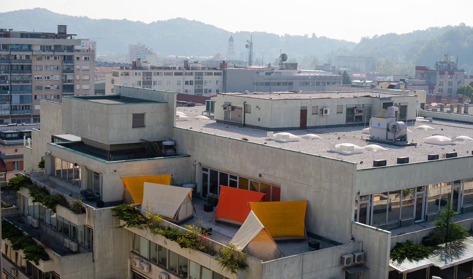 Sredi Ljubljane turisti spijo kar v šotorih, pa sploh ne poceni