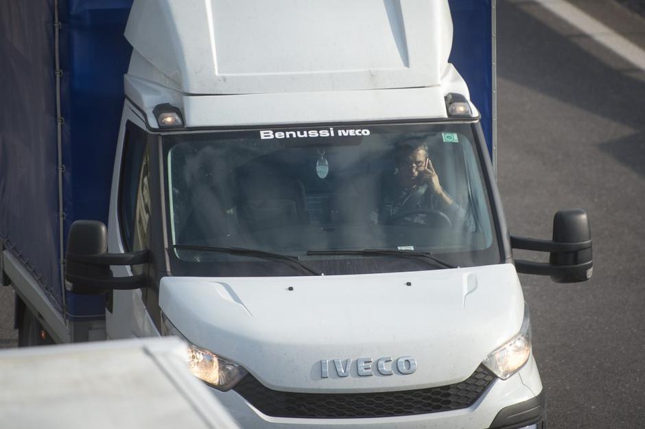 telefoniranje med vožnjo | Avtor: Anže Petkovšek