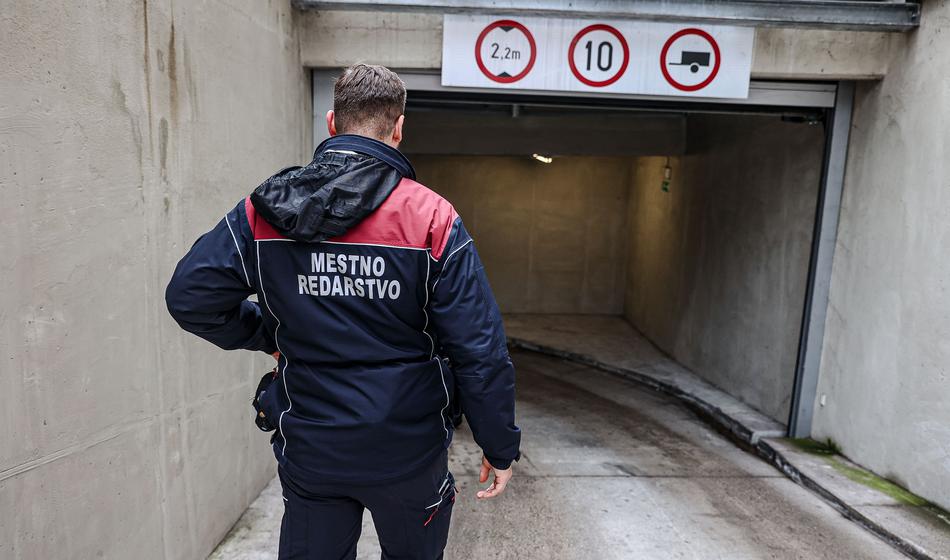 Redar naj bi nastavil kamere v županove prostore, nato pa ga izsiljeval