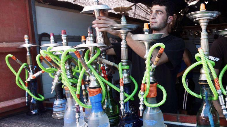 Vodne pipe so po vsem Bližnjem Vzhodu zelo popularne in praktično ni bara in res