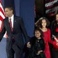 Obama s hčerkama Malio Ann (druga z desne) in Sasho. Na desni njegova žena Miche