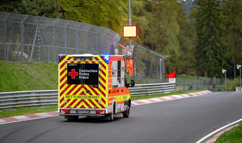 Smrtna žrtev na Nürburgringu, trčilo je sedem dirkalnikov