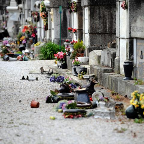 Grobovi, vandalizem