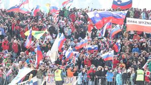 navijači planica zastave množica