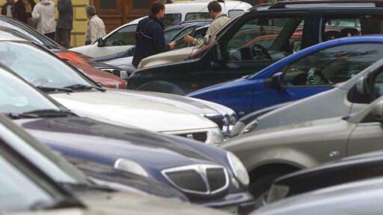 Nadzor nad parkiranimi avtomobili bo od ponedeljka v Ljubljani strožji.