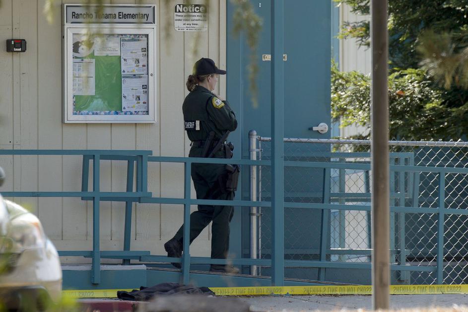 Streljanje pred šolo