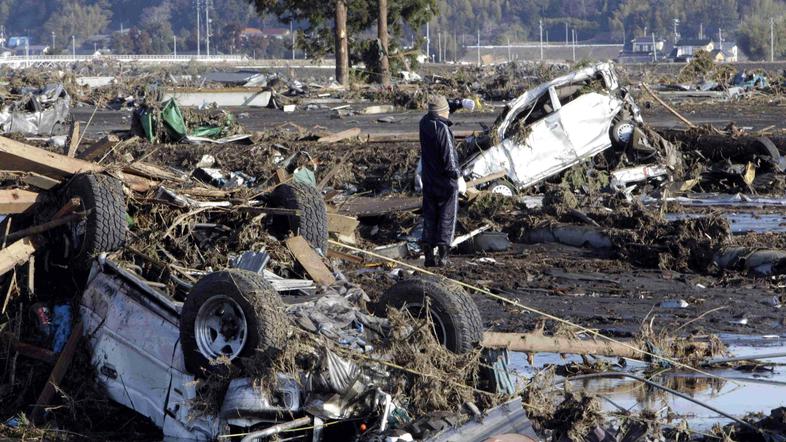 Spomnimo, da sta uničevalni potres in popotresni val, ki mu je sledil, terjala ž