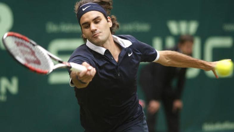 Roger Federer je še petič v karieri osvojil svoj pripravljalni turnir pred Wimbl
