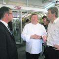 Kuharski mojster Andrej Kuhar (na sredini) želi z vrhunsko kulinariko na Bled pr