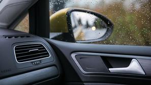 Volkswagen golf dež vožnja v dežju ogledalo