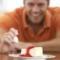 Tudi moški doživljajo pravo poželenje po hrani ... (Foto: Shutterstock)