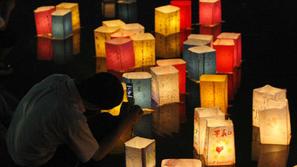 Prižiganje lampijonov v spomin na tisoče žrtev atomskega napada. (Foto: Reuters)