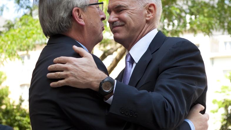 Grški premier George Papandreu se je danes v Luxembourgu takole objel s predsedn