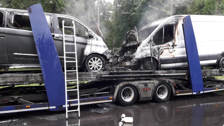 Požar tovornjaka s kombiji na počivališču Polskava