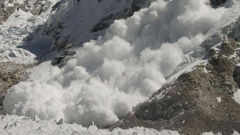 V smučarskem središču Val d'Isère v francoskih Alpah se je sprožil plaz in pod s