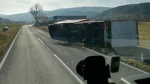 Prevrnjen tovornjak pri Podnanosu