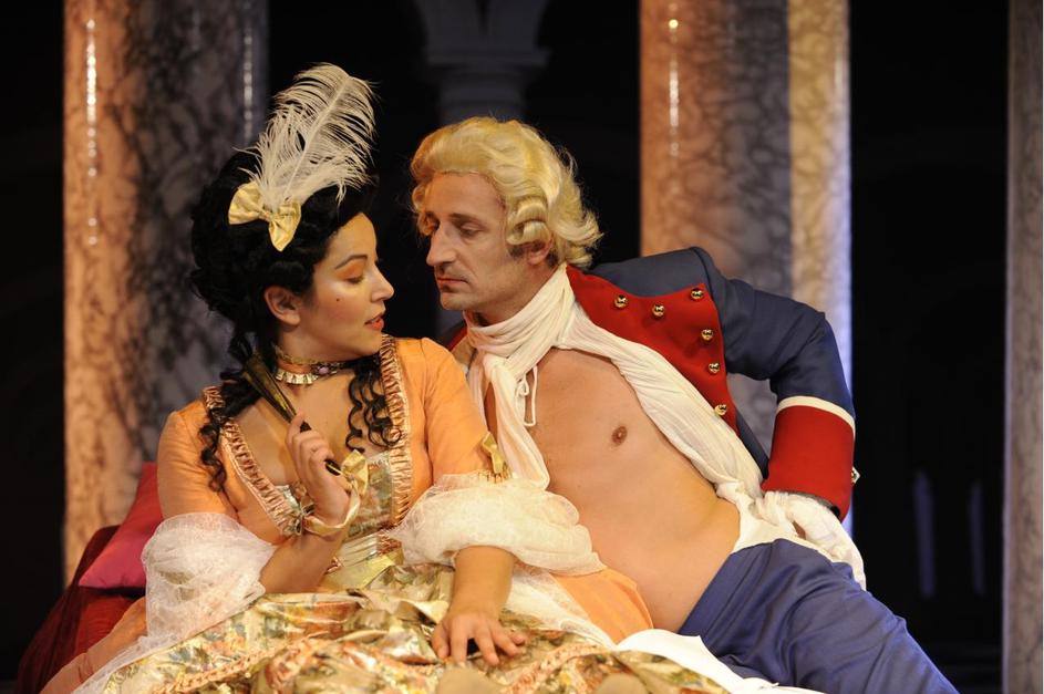 Predstava, katere režijsko taktirko je imel v rokah Luka Martin Škof, traja 1 ur