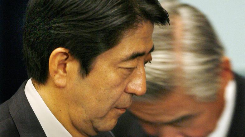 Zdravniki pravijo, da bo Abe v bolnišnici ostal tri ali štiri dni.