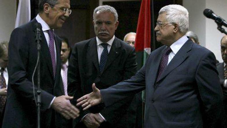 Po pogovorih s palestinskim predsednikom Abasom (na sliki desno) je Lavrov dejal