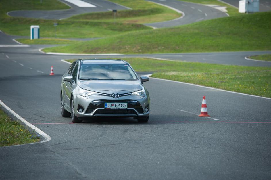 Test zaviranja v AMZS Centru varne vožnje na Vranskem.