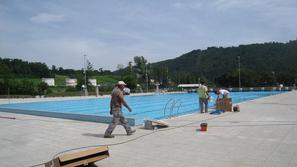 V teh dneh na brestaniškem bazenu delavci delajo zadnje popravke. (Foto: Nada Če