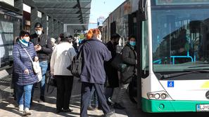 potniki čakajo avtobus LPP