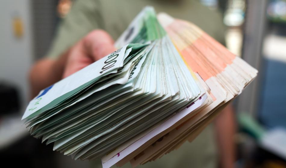 Skoraj 20 milijonov evrov v tujino, namesto v domače naložbe