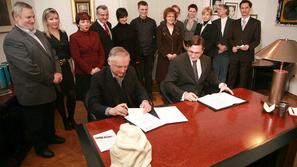 Podpis dogovora o sodelovanju med KSS in SD januarja 2008. (Foto: IFP)
