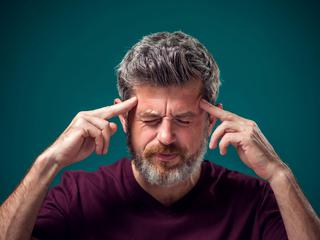 glavobol, stres, koncentracija, moški glavobol, tehnike za zmanjšanje stresa, bolečina v glavi, sivolasi moški, pritisk na sence
