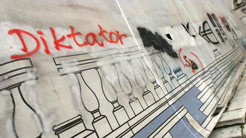 Pred Šoupom, na Loži in pred univerzo so se pojavili napisi proti Koklu. FOTO: B