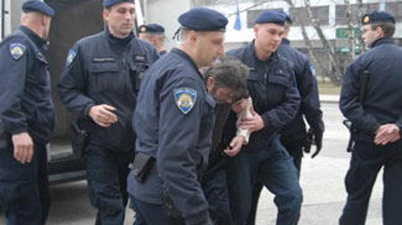 Rošker ob prihodu na sodišče