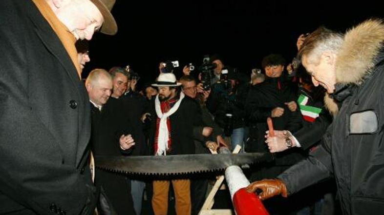 Opolnoči sta Rupel in Illy na mejnem prehodu Robič skupaj simbolično dvignila za