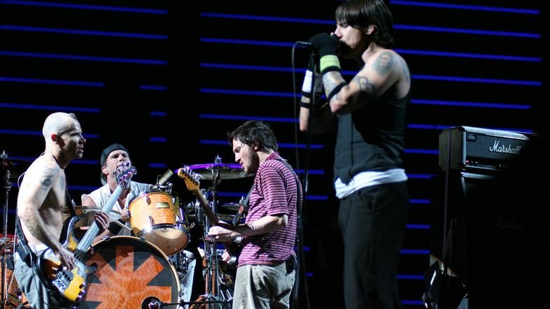 To bo prvi album Red Hot Chili Peppersov po tem, ko jih je že v drugo zapustil k