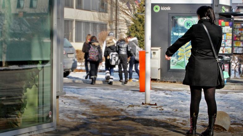napad, pes, deklica, zenska kaze na mesto, kjer je pes napadel njeno hci