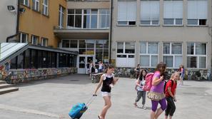 Šolarji in dijaki bodo danes dobili spričevala, maturanti in devetošolci so že n