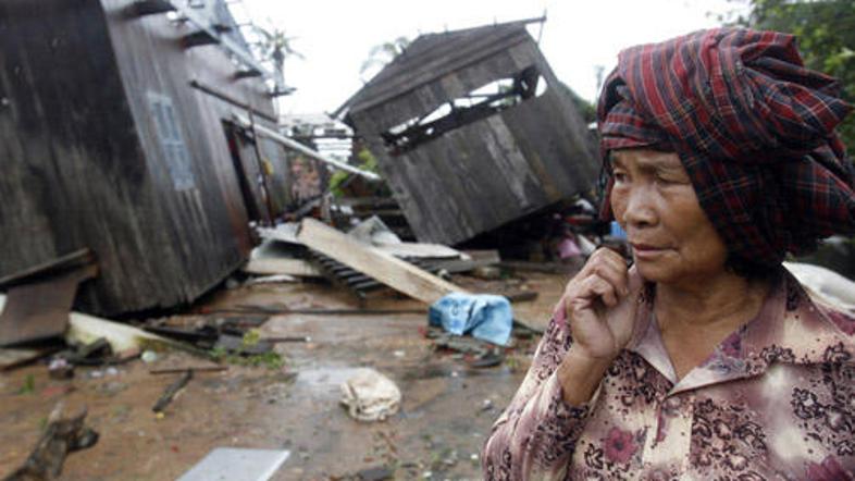 Tajfun spremlja močan dež, poplave pa ne kažejo, da bi se kaj kmalu umirile.