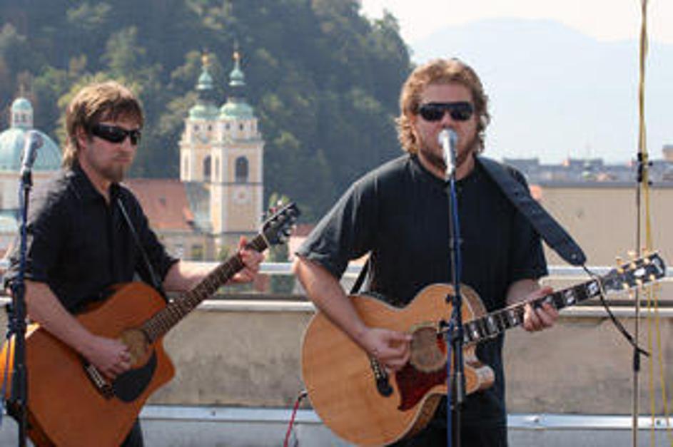 Dan D so zaigrali na strehi stavbe Radio Slovenija.