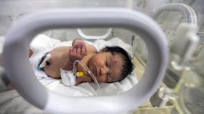 deklica Aja, ki so jo rešili izpod ruševin v Džindarisu po uničujočem potresu