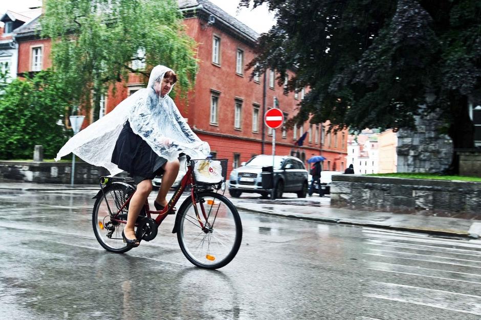 Slovenija 29.05.2013, zenska na kolesu, kolo, dez, dezniki, ljudje se sprehajajo | Avtor: Saša Despot