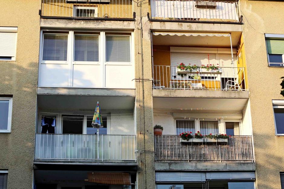 Slovenija 22.08.2013 zasteklen balkon, stanovanja, zasteklitev, blok, zgradba, s | Avtor: Saša Despot