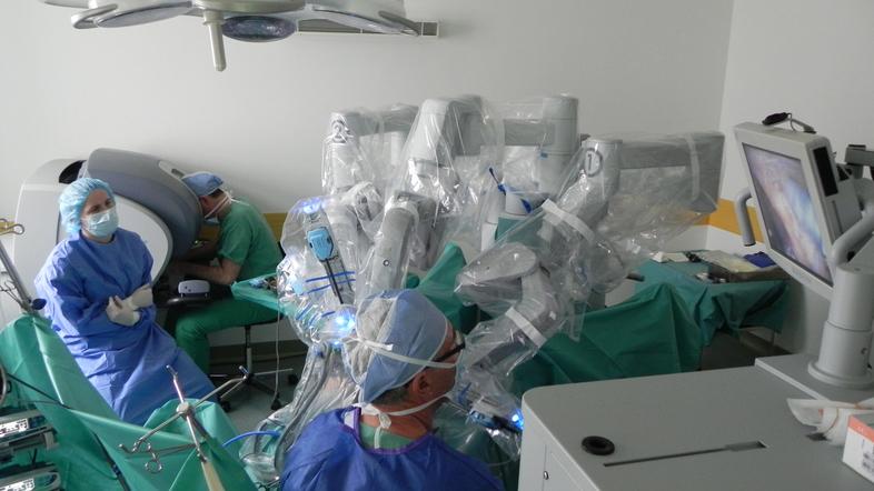 Sistem Davinci za robotske operacije prostate iz celjske bolnišnice. Za vsako op